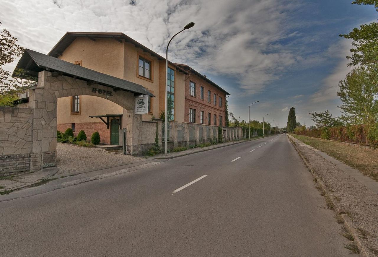 Hotel Restauracja Pod Parowozem Ostrowiec Swietokrzyski Bagian luar foto